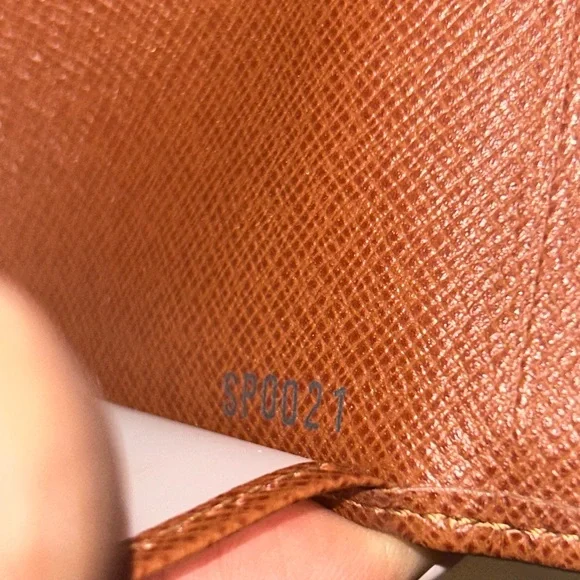 Louis Vuitton Brown Taiga Card/Photo/ID Holder - Picture 3 of 10